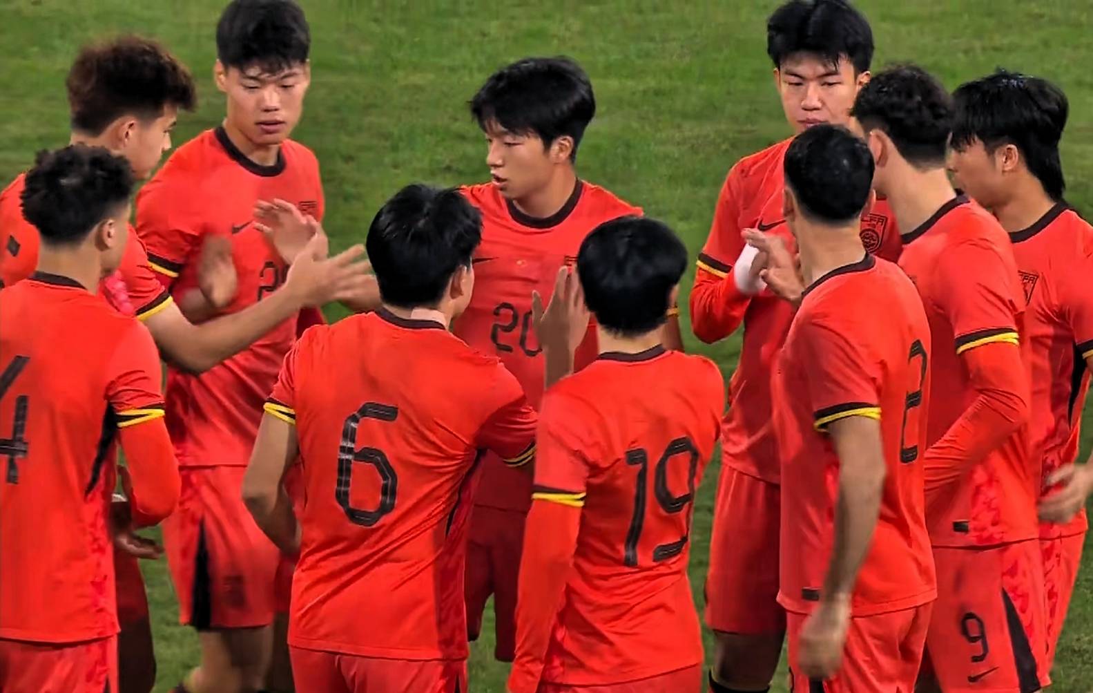 亚洲热门球队在主场击败对手，士气高昂(亚洲球队排名积分榜)