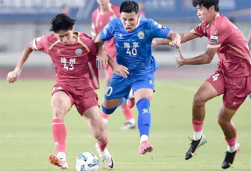 双方展开激烈对决，引发球迷狂热的简单介绍